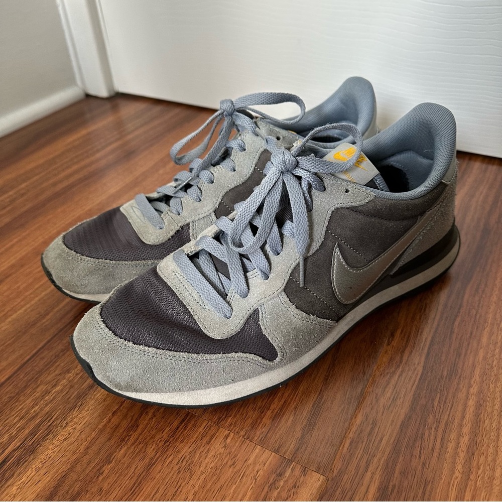 Nike Internationalist Silver Metallic Swoosh